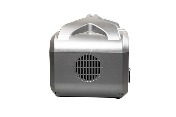 UL / CE อนุมัติ 576Wh AC Output Power ชาร์จเร็วภายใน 3 ชั่วโมง สถานที่พลังงานแสงอาทิตย์พกพาที่มีแสง LED สําหรับ RV