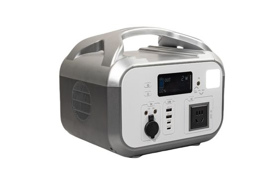 UL / CE อนุมัติ 576Wh AC Output Power ชาร์จเร็วภายใน 3 ชั่วโมง สถานที่พลังงานแสงอาทิตย์พกพาที่มีแสง LED สําหรับ RV