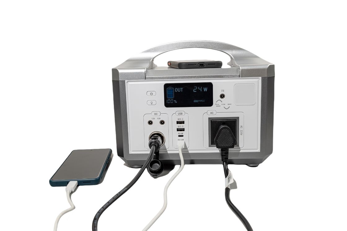 IP65 พกพาไฟฟ้า LifePO4 600WH แบตเตอรี่ ปริมาณการออกกําลังสูงถึง 1200W เครื่องผลิตพลังงานแสงอาทิตย์ สําหรับการตั้งแคมป์ / การใช้ในบ้าน