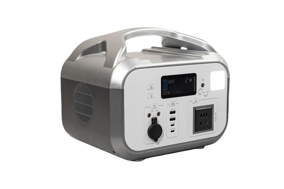 UL / CE อนุมัติ 576Wh AC Output Power ชาร์จเร็วภายใน 3 ชั่วโมง สถานที่พลังงานแสงอาทิตย์พกพาที่มีแสง LED สําหรับ RV